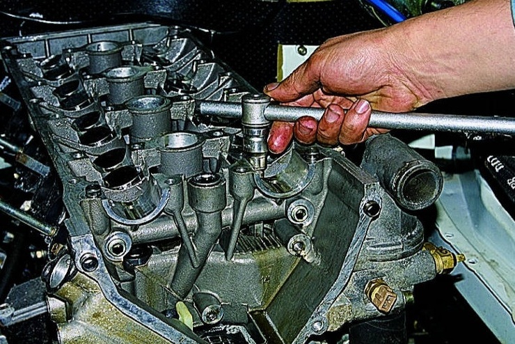 Замена прокладки ГБЦ  двигателя ЗМЗ-406