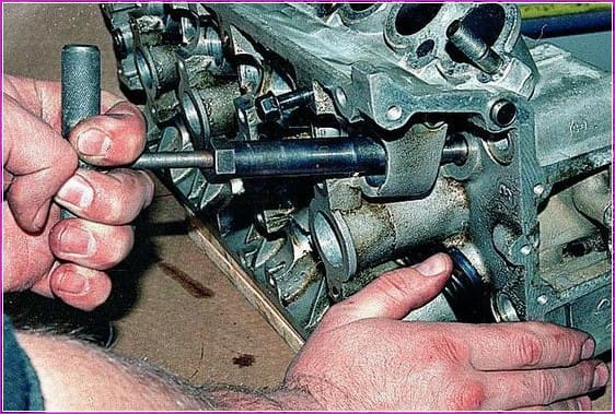 Wie man den Zylinderkopf repariert Motorgraben ZMZ-405, ZMZ-406