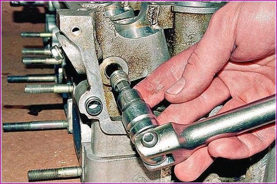 Wie man den Zylinder repariert Kopf des ZMZ-406-Motors 405, ZMZ-406