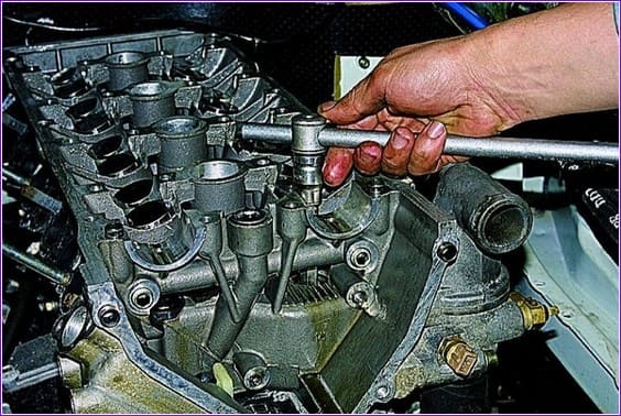 Ersetzen der Zylinderkopfdichtung für die ZMZ-405-Engine, ZMZ-406