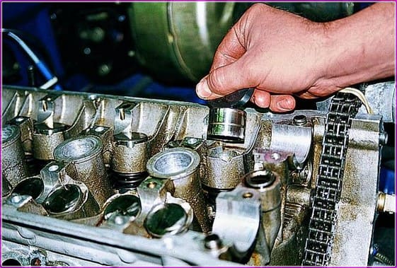 Cómo reemplazar los sellos de las válvulas del motor ZMZ-405, ZMZ- 406