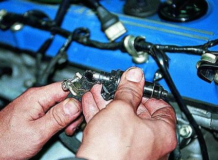 Checking and replacing the engine injectors of a Gazelle car