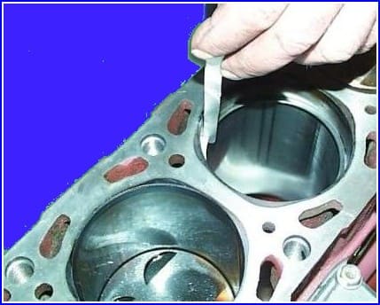 Reparatur und Austausch des Kolbenmotors ZMZ-406