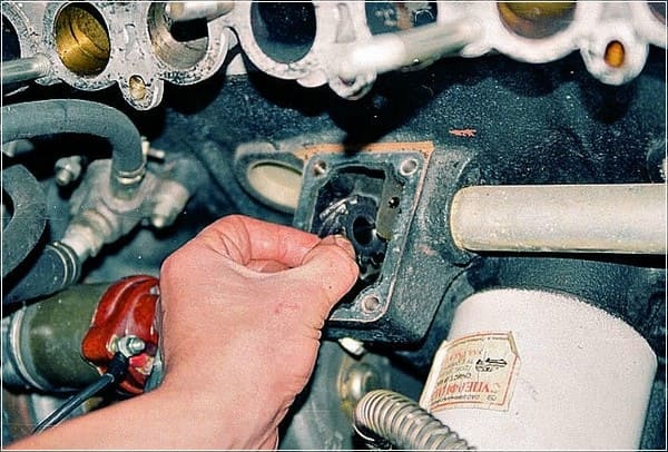 Extracción e instalación del eje intermedio del motor ZMZ-406