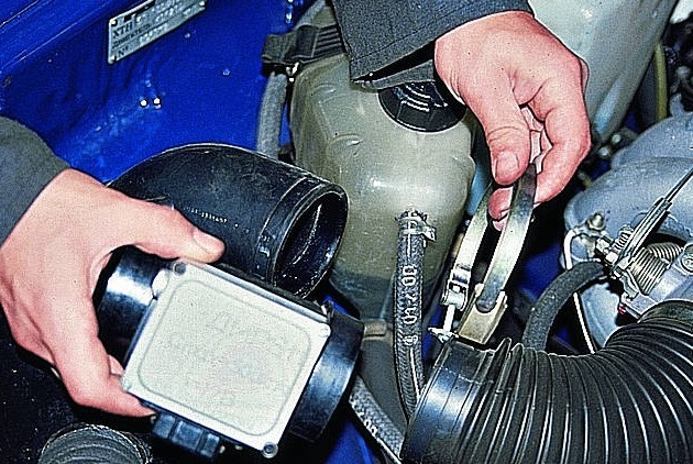 ZMZ 406 ауа ағынының сенсорын тексеру және ауыстыру