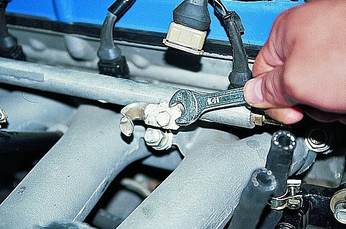 Removing and installing the ZMZ-406 injector
