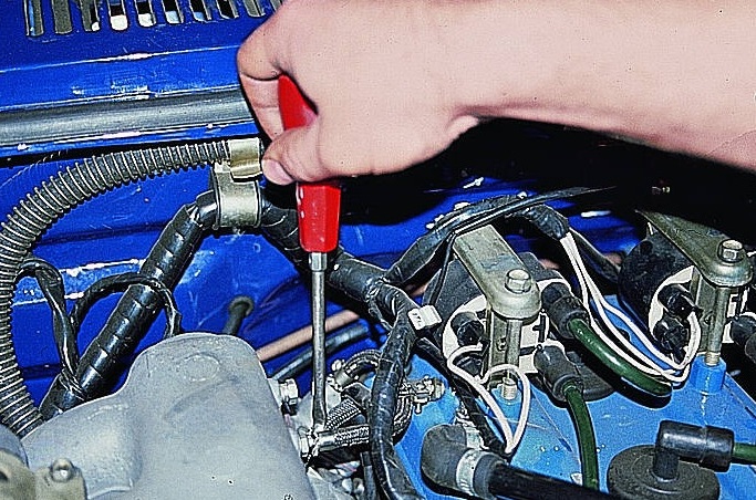 Removing and installing the ZMZ-406 injector