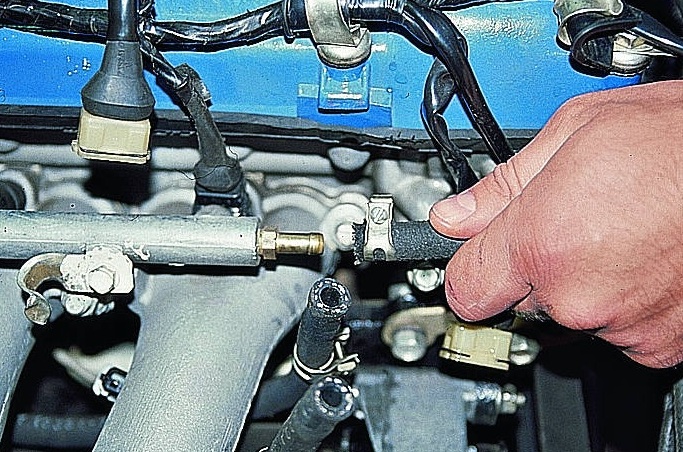 Entfernen und Installieren des ZMZ-406-Injektors