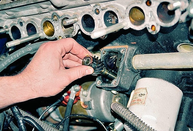 Removing and installing the intermediate shaft of the ZMZ-406 engine
