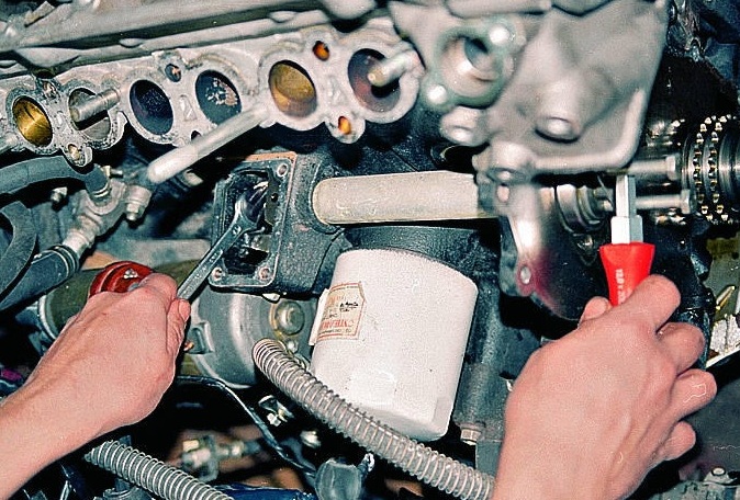 Зняття та встановлення проміжного валу двигуна ЗМЗ-406