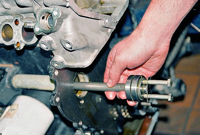 Removing and installing the intermediate shaft of the ZMZ-406 engine