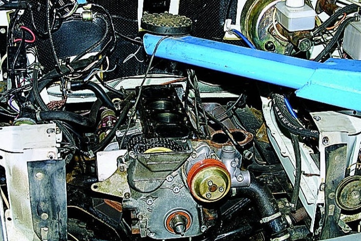 Extracción e instalación del motor ZMZ - 4062 del automóvil el coche Gazelle