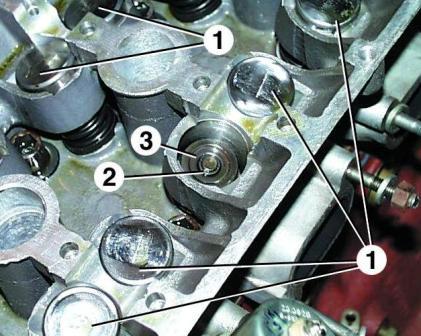 Disassembling the ZMZ-405 cylinder head