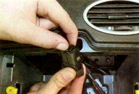 Замена выключателя аварийной сигнализации Форд Фокус 2