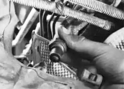 выньте его из отверстия катколлектора