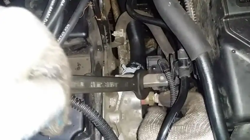 Проверка и замена датчика температуры охлаждающей жидкости Ford Focus