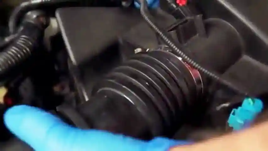 Комбинированный датчик массового расхода и температуры поступающего воздуха Ford Focus