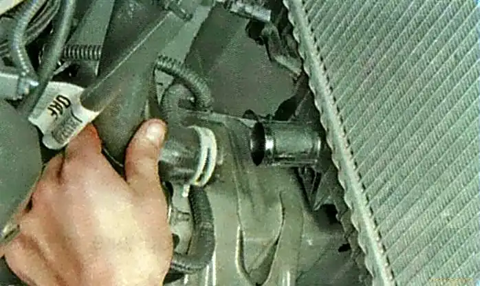 Замена радиатора системы охлаждения Ford Focus
