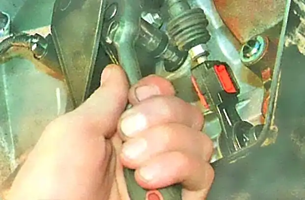 Проверка и доливка масла в коробку передач Ford Focus