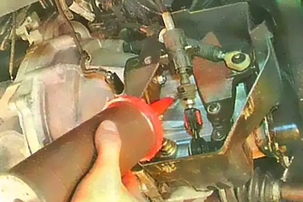 Проверка и доливка масла в коробку передач Ford Focus