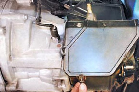 Проверка и доливка масла в коробку передач Ford Focus
