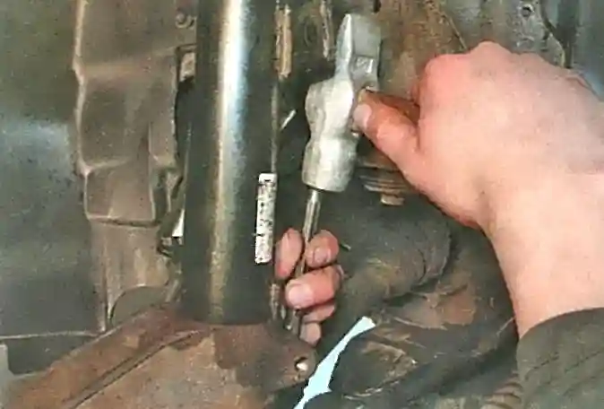 Снятие и установка амортизационной стойки Ford Focus