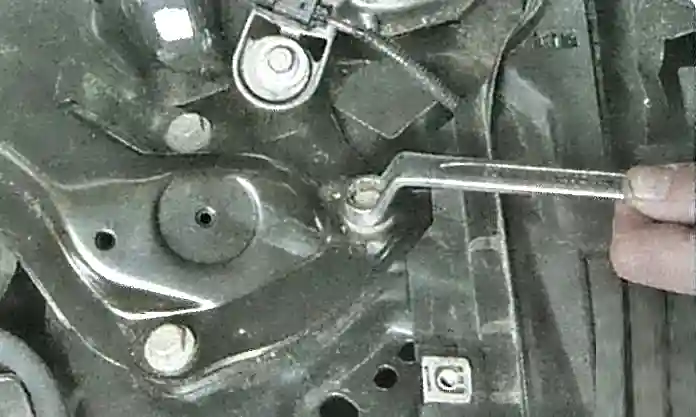 Снятие и установка амортизационной стойки Ford Focus