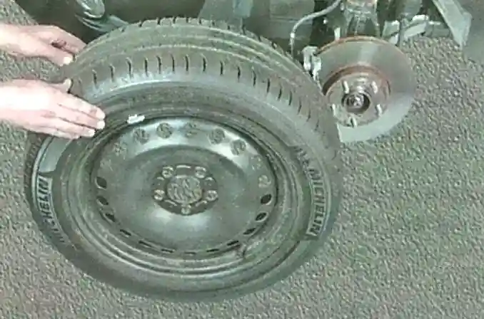 Снятие и установка амортизационной стойки Ford Focus