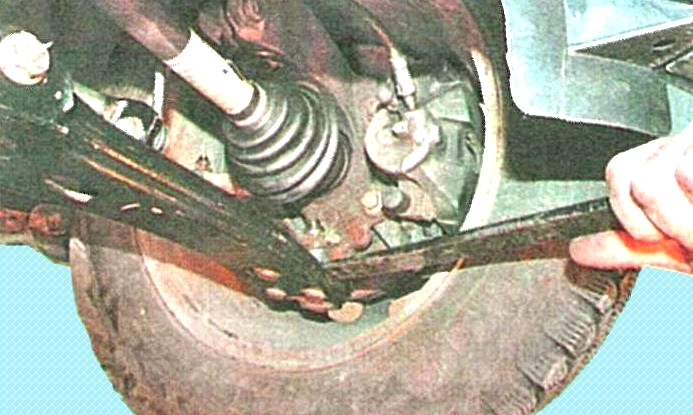 Проверка деталей подвески на автомобиле Ford Focus