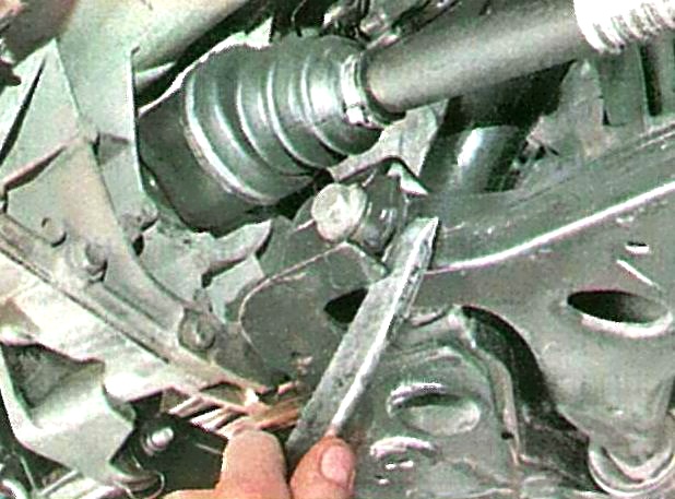Проверка деталей подвески на автомобиле Ford Focus