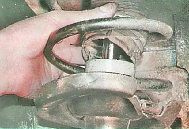 Проверка деталей подвески на автомобиле Ford Focus