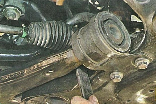 Проверка деталей подвески на автомобиле Ford Focus
