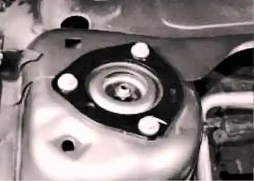 При снятии правой стойки