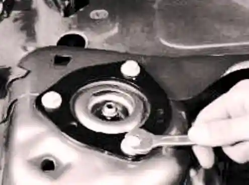 выверните три болта