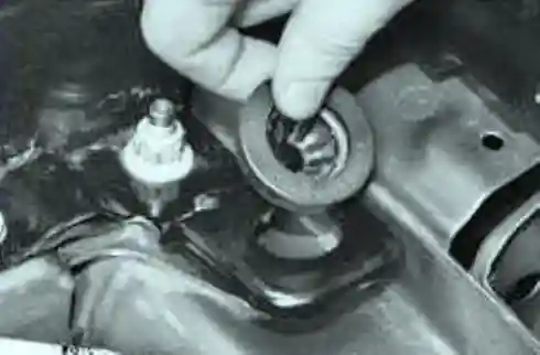 Замените затвердевшие или поврежденные подушки крепления воздушного фильтра