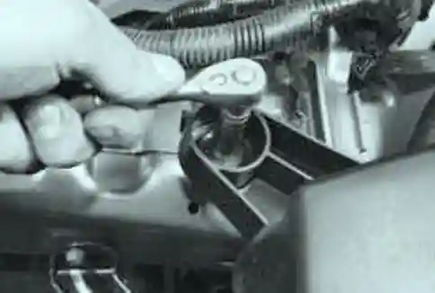 Выверните болты переднего