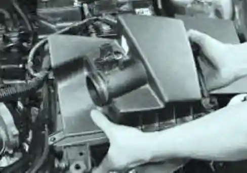 выведите установочные штифты на его днище из двух резиновых подушек