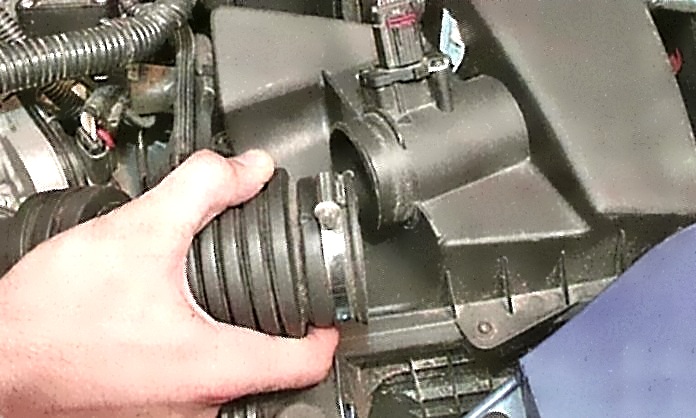 Снятие и установка воздушного фильтра и глушителя впуска Ford Focus