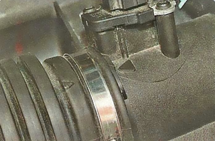 Снятие и установка воздушного фильтра и глушителя впуска Ford Focus