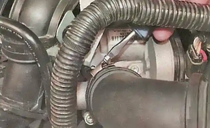 Снятие и установка воздушного фильтра и глушителя впуска Ford Focus