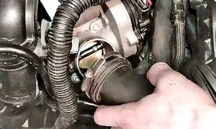 Снятие и установка воздушного фильтра и глушителя впуска Ford Focus