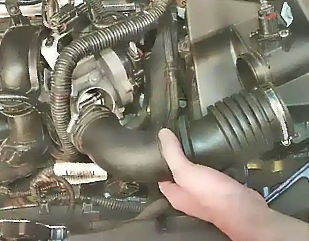 Снятие и установка воздушного фильтра и глушителя впуска Ford Focus