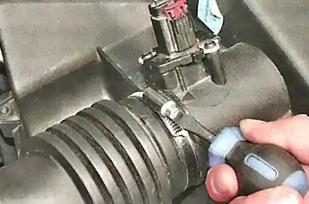 Снятие и установка воздушного фильтра и глушителя впуска Ford Focus