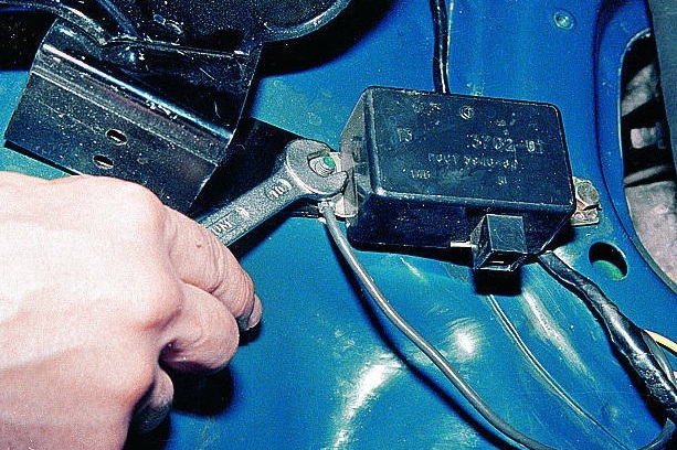 Снятие и проверка регулятора напряжения ГАЗ-3110