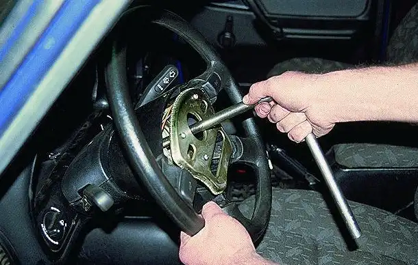 Снятие рулевого колеса автомобиля «Волга ГАЗ-3110»