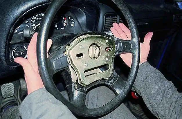 Снятие рулевого колеса автомобиля «Волга ГАЗ-3110»