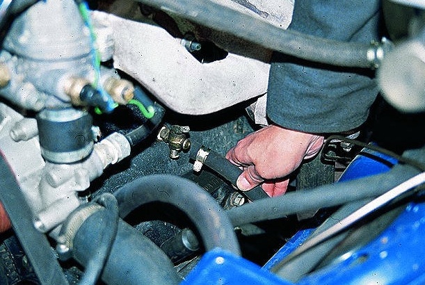 Замена охлаждающей жидкости двигателя автомобиля ГАЗ-3110