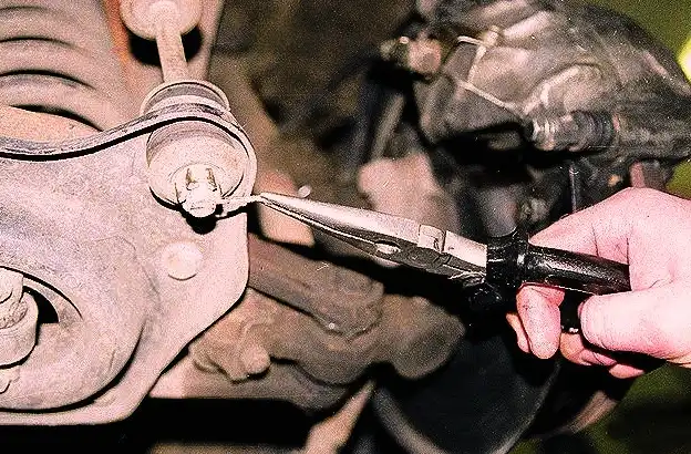 Снятие и установка стабилизатора поперечной устойчивости автомобиля «Волга»