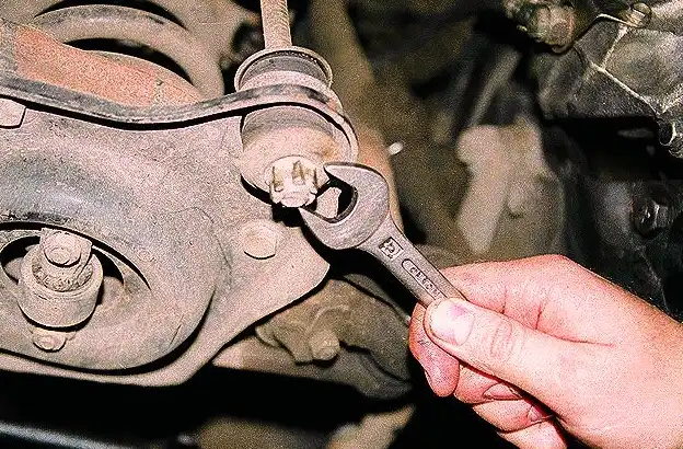 Снятие и установка стабилизатора поперечной устойчивости автомобиля «Волга»