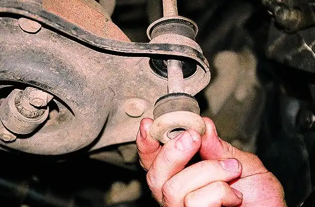 Снятие и установка стабилизатора поперечной устойчивости автомобиля «Волга»
